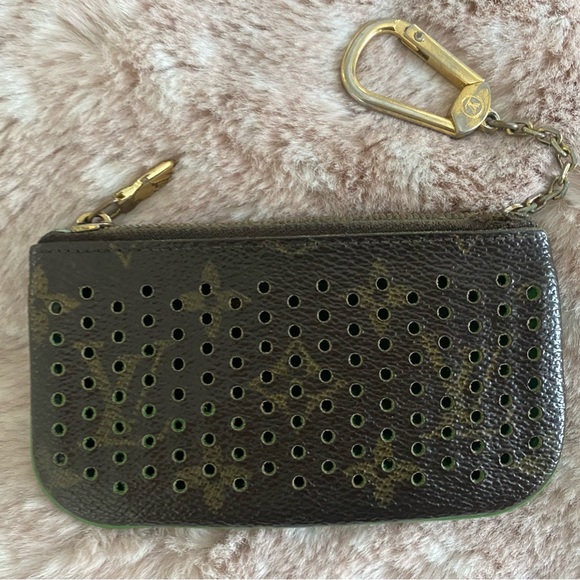 Louis Vuitton Perforated Key Cles pre-loved - Picture 2 of 3